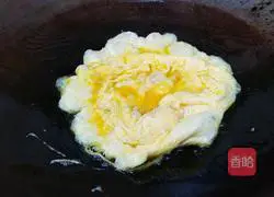 Illustration of how to make cucumber and scrambled eggs 5