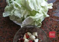 Illustration of how to make hand-shredded cabbage 3