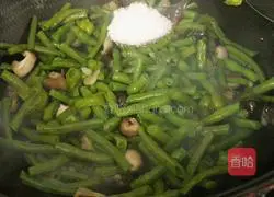 Illustration of how to make stir-fried cowpeas with mushrooms 17