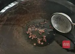 Illustration of how to stir-fry pumpkin shreds with dry pepper 4