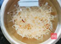 Illustration of how to make jellyfish shreds mixed with radish 2