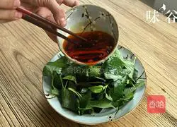 Illustration of how to make cold Houttuynia cordata leaves 4