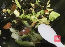 Illustration of how to make fried cabbage with fungus 12