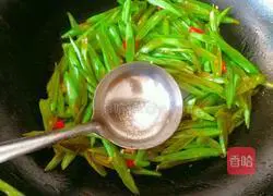 Illustration of how to make spicy fried green beans 6