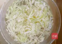 Illustration of how to make spicy stir-fried cabbage 3