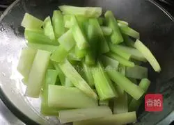 Illustration of how to make spicy and sour lettuce strips 4