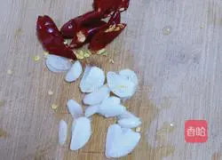 Illustration of how to make hand-shred cabbage 3