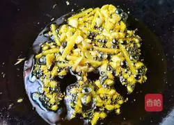 Illustration of how to stir-fry broccoli and mushrooms 6