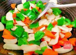 Illustration of how to stir-fry king oyster mushrooms with carrots and green peppers 12