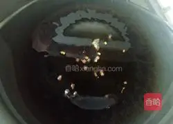 Illustration of how to make preserved eggs mixed with bitter chrysanthemums 12