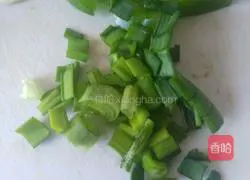 Illustration of how to stir-fry eggplant and green pepper 3