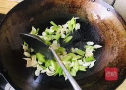 Illustration of how to stir-fry celery and lily 7