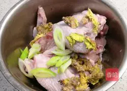 Illustration of how to make cold shredded chicken legs 2