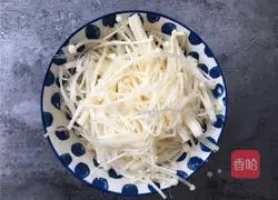 Illustration of how to make enoki mushrooms in sour juice 3
