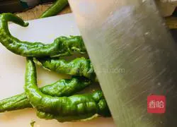 Illustration of how to make fried beef with green pepper and black bean sauce 2