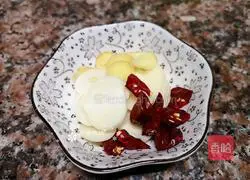 Illustration of how to stir-fry cabbage vermicelli 5