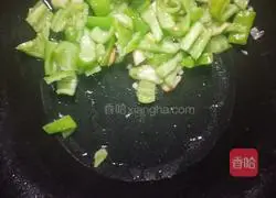 Illustration of how to stir-fry eggplant and pepper 4