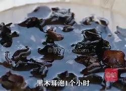 Illustration of how to make cold fungus with secret sauce and kelp shreds and cucumber strips mixed with this sauce 1