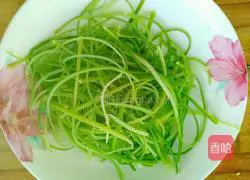 Illustration of how to make cold hand-shredded garlic 7