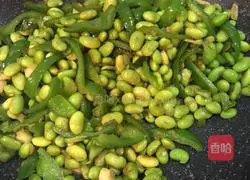 Illustration of how to stir-fry edamame with green pepper 7