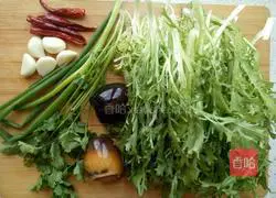 Illustration of how to make preserved eggs with bitter chrysanthemums 1