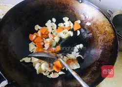 Illustration of how to stir-fry carrots and lilies 9