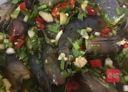 Illustration of how to make raw shrimp 6