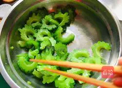 Illustration of how to make cold bitter melon 7