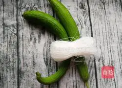 Illustration of how to stir-fry luffa vermicelli 1