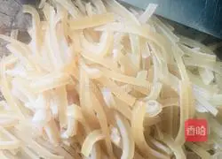 Illustration of how to make pig skin jelly 3