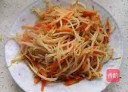 Illustration of how to stir-fry bean sprouts with shredded carrots 7