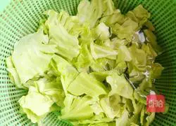 Illustration of how to make simple and delicious hand-shredded cabbage without lard and MSG 1