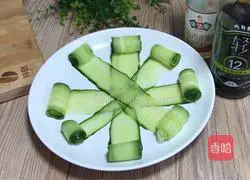 Illustration of how to mix cucumber with vermicelli 9
