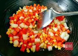 Illustration of how to stir-fry corn with carrots, potatoes and corn 9