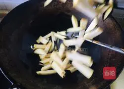 Illustration of how to stir-fry eggplant with green peppers and tomatoes 2