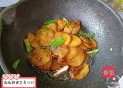 Illustration of how to make potato slices braised in griddle sauce 11