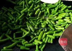 Illustration of how to make stir-fried long beans 6