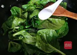 Saute minced garlic until purple Illustration of how to make carrots 4