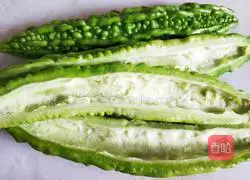 Illustration of how to make bitter melon and scrambled eggs 3