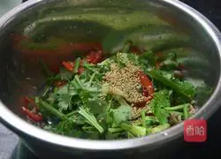 Illustration of how to make beef mixed with coriander 8