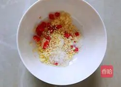 Illustration of how to make cold water spinach 6