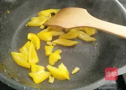Illustration of how to stir-fry broccoli with yellow pepper 11