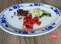 Illustration of how to make spicy lotus root dices 2