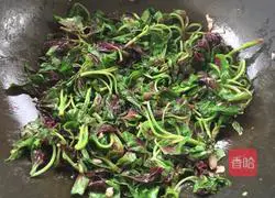 Illustration of how to stir-fry amaranth with minced garlic 6