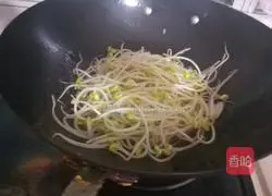 Illustration of how to stir-fry vermicelli with soybean sprouts 7