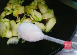 Illustration of how to make edamame, fungus and roasted loofah 8