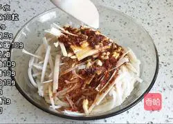 Illustration of how to make spicy shredded lotus root 3