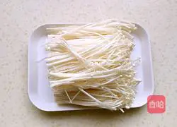 Illustration of how to make spinach and nuts mixed with enoki mushrooms 1