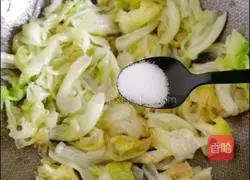 Illustration of how to stir-fry lettuce 5