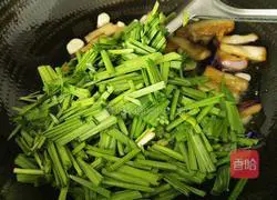 Illustration of how to stir-fry eggplant and leeks 12